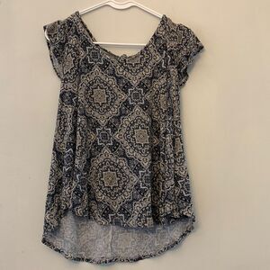 Bobeau print blue tee with ruffled cap sleeves and keyhole back Size S